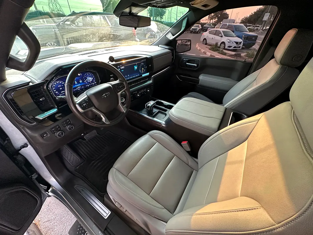 CHEVROLET Silverado LT 2023 - photo 11 - Import Émirats | International Cars