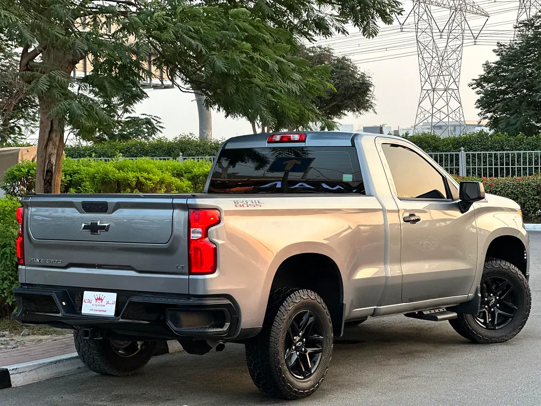 CHEVROLET Silverado LT 2023 - photo 2 - Import Émirats | International Cars