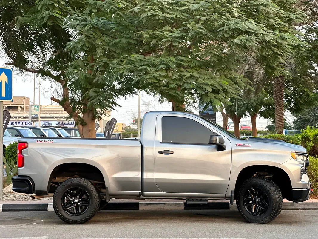 CHEVROLET Silverado LT 2023 - photo 4 - Import Émirats | International Cars