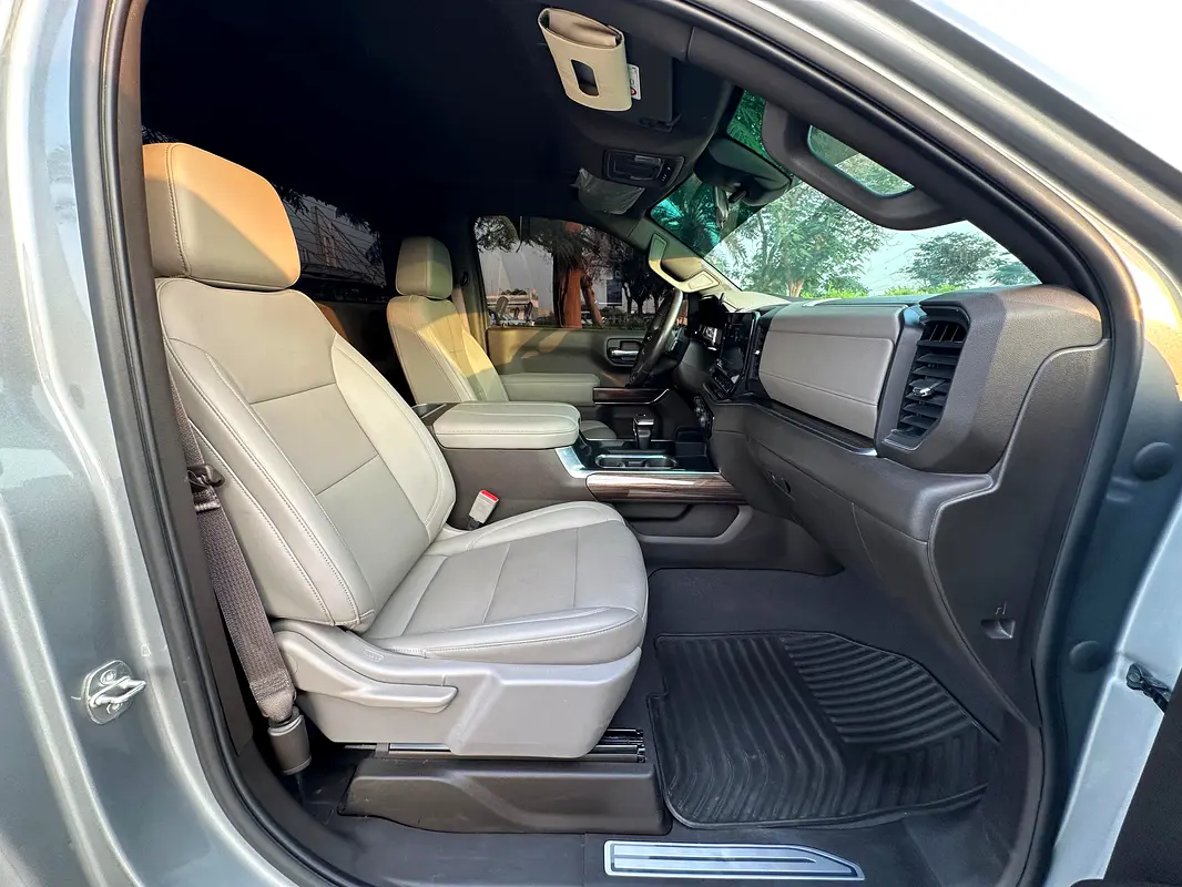 CHEVROLET Silverado LT 2023 - photo 8 - Import Émirats | International Cars