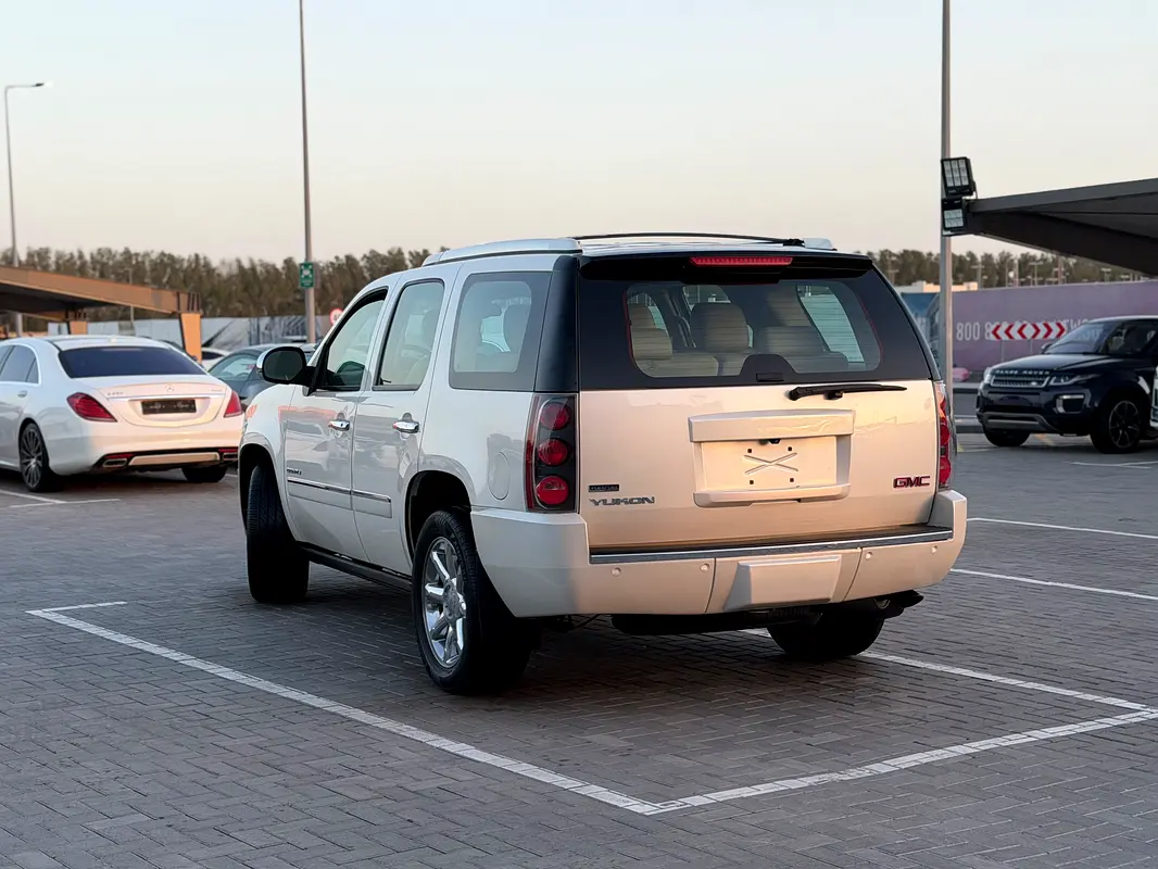 GMC Yukon Denali 2011 - photo 2 - Import Émirats | International Cars