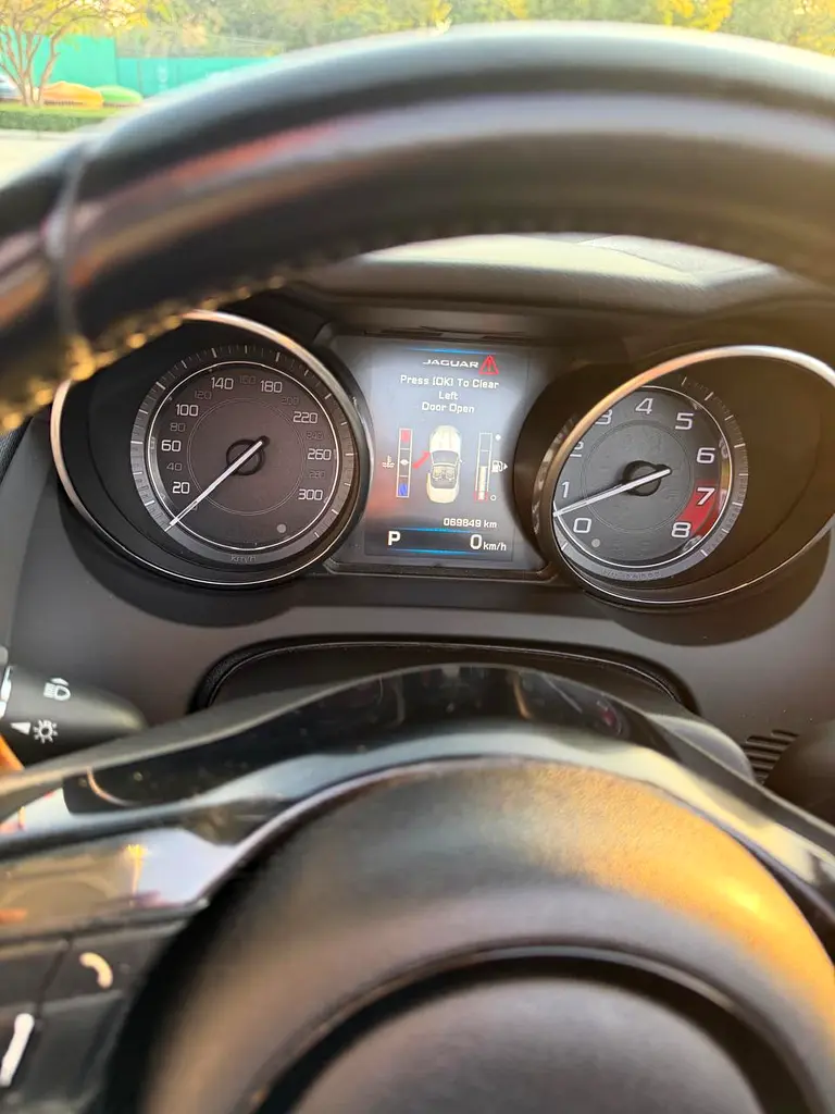 JAGUAR F-Type Cabriolet 2015 - photo 9 - Import Émirats | International Cars