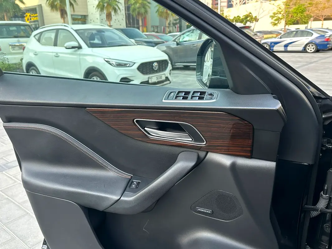 JAGUAR F-Pace Prestige 2019 - photo 8 - Import Émirats | International Cars