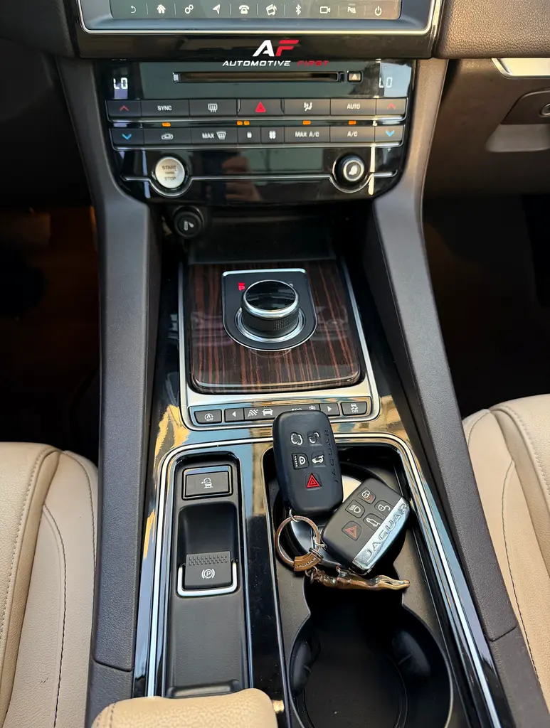 JAGUAR F-Pace 25T 2018 - photo 11 - Import Émirats | International Cars