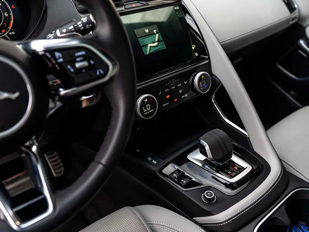 JAGUAR E-Pace R-Dynamic SE 2024 - photo 10 - Import Émirats | International Cars