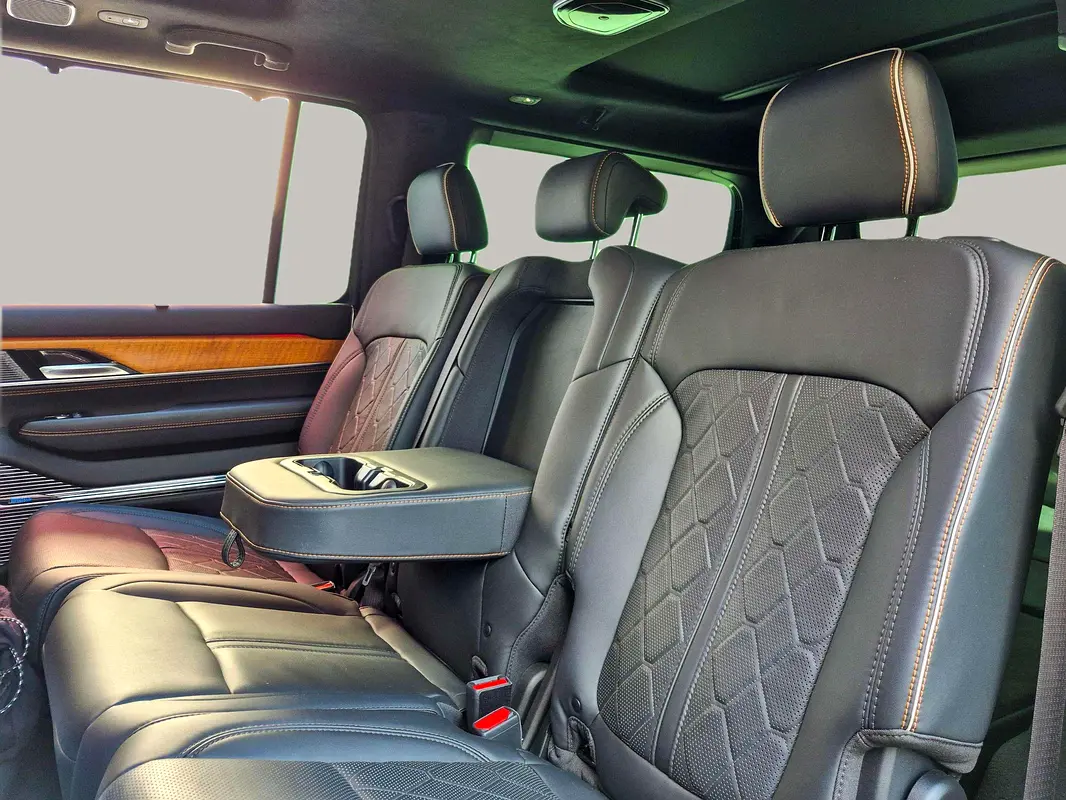 JEEP Grand Wagoneer Series III 2023 - photo 12 - Import Émirats | International Cars