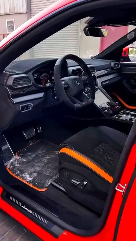 LAMBORGHINI Urus Performante 2024 - photo 10 - Import Émirats | International Cars