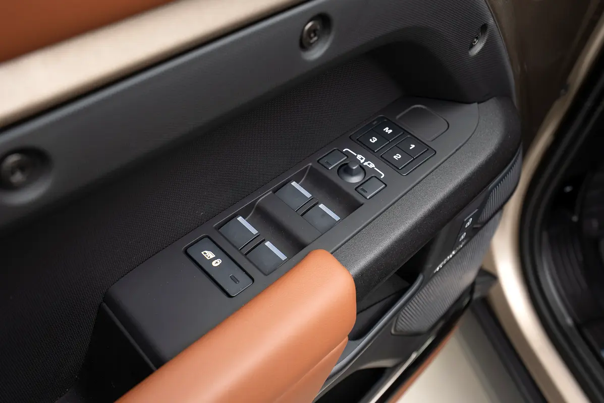 LAND ROVER Defender 110 Octa 2025 - photo 8 - Import Émirats | International Cars