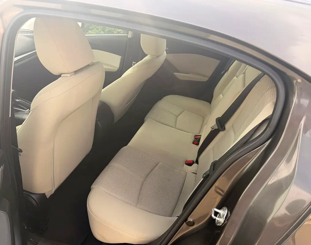 MAZDA 3 S Grade 2019 - photo 9 - Import Émirats | International Cars
