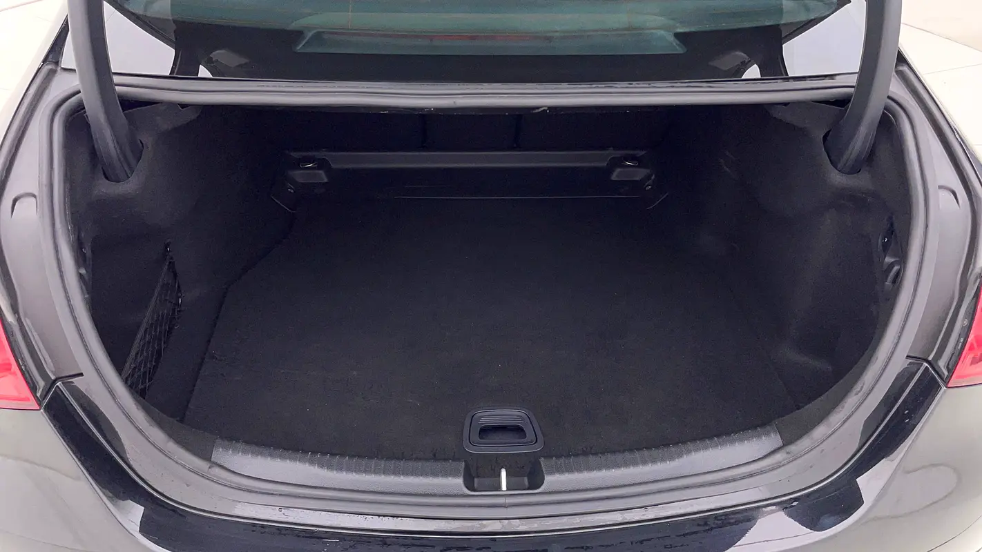 MERCEDES C-Class C200 2024 - photo 11 - Import Émirats | International Cars