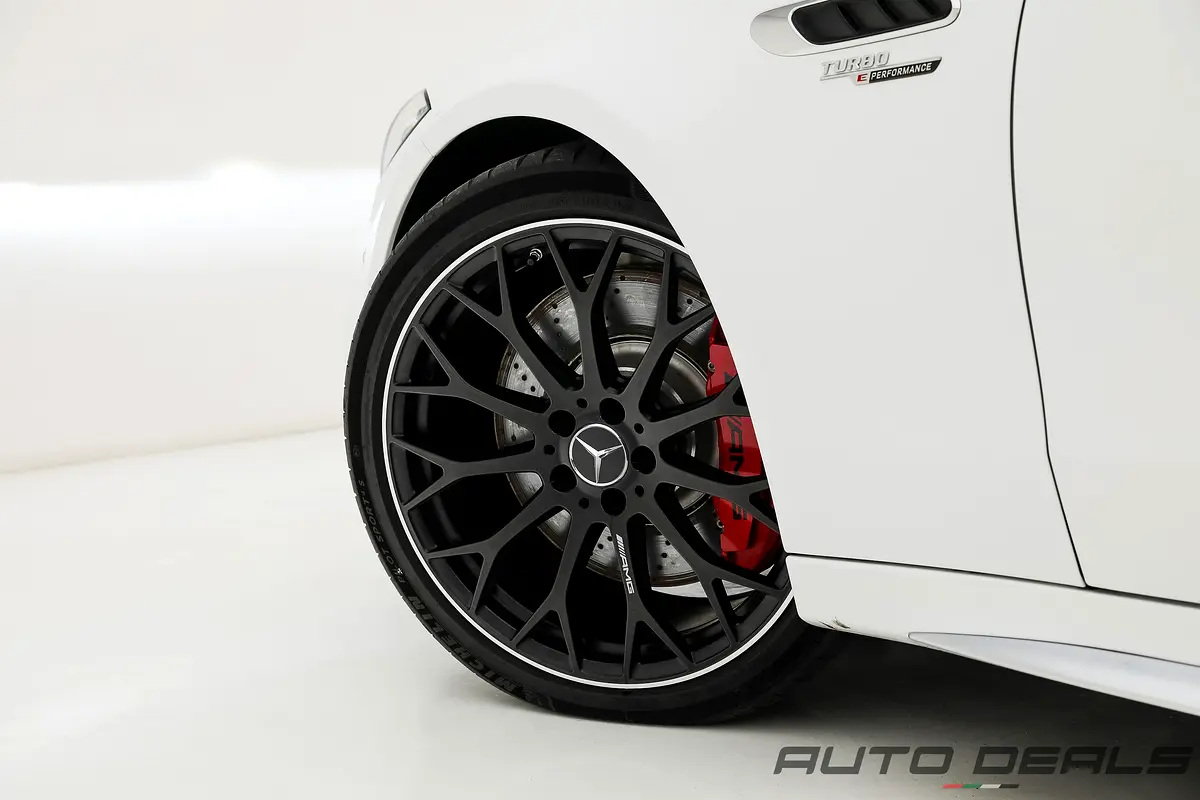 MERCEDES C-Class C63 S AMG E-Performance 2024 - photo 11 - Import Émirats | International Cars