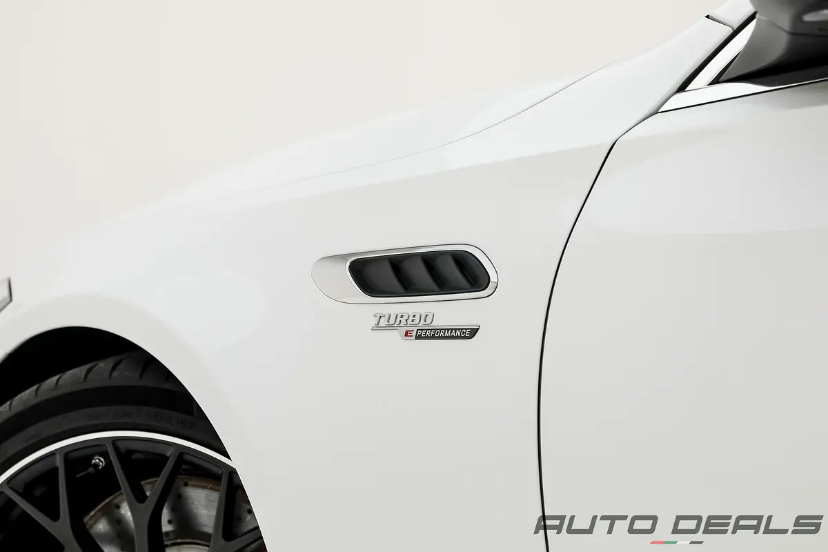 MERCEDES C-Class C63 S AMG E-Performance 2024 - photo 9 - Import Émirats | International Cars