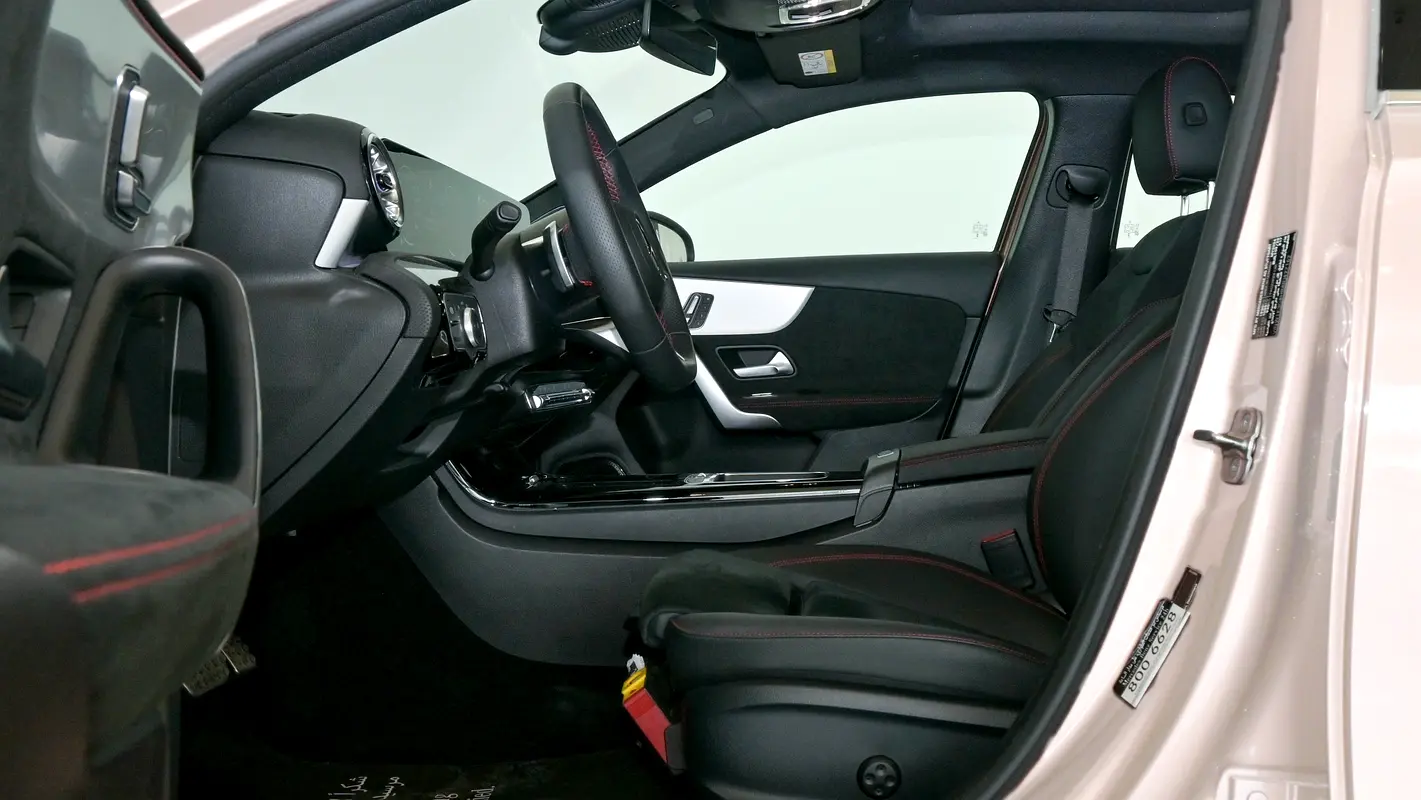 MERCEDES A-Class A 200 2024 - photo 4 - Import Émirats | International Cars