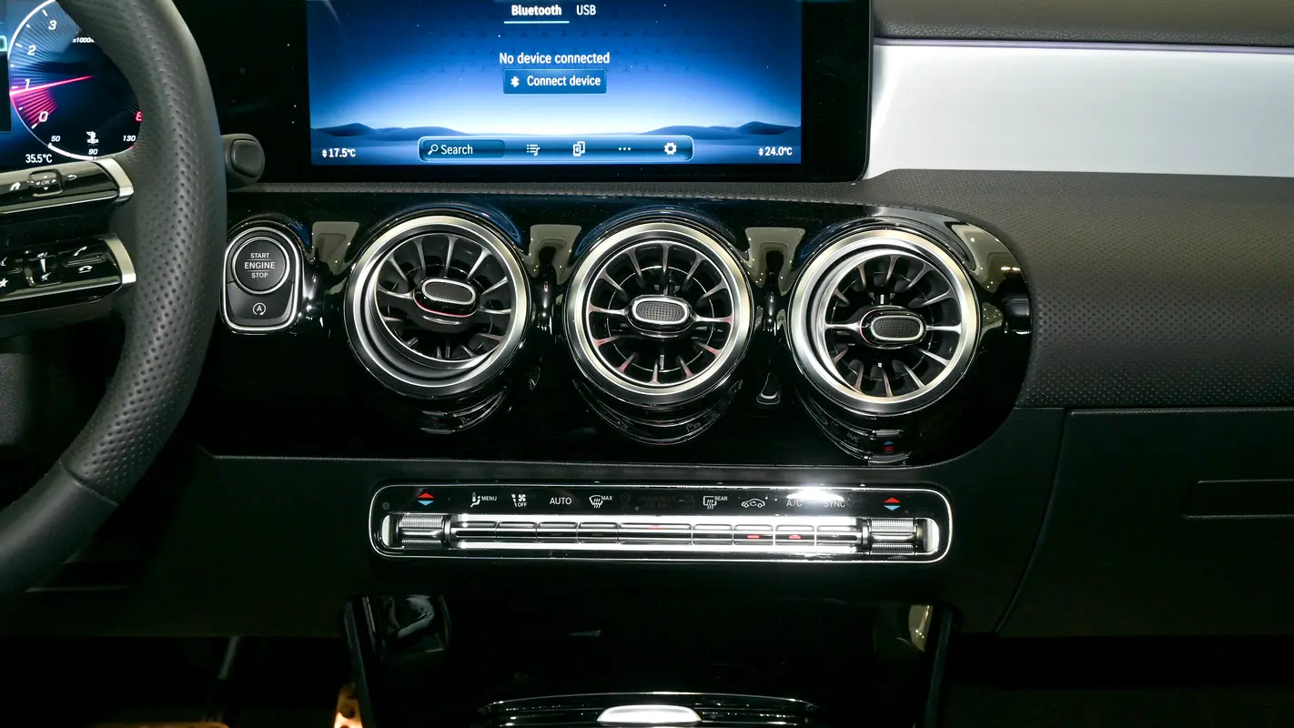 MERCEDES A-Class A 200 2024 - photo 7 - Import Émirats | International Cars