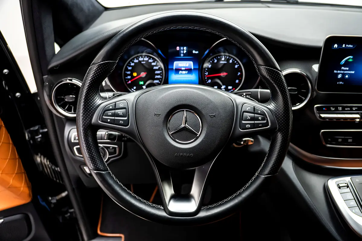 MERCEDES V-Class V 250 2023 - photo 9 - Import Émirats | International Cars