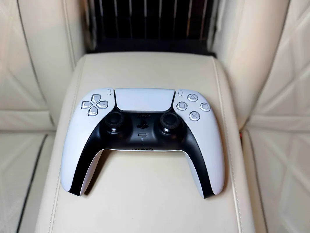 MERCEDES V-Class V 300 2025 - photo 11 - Import Émirats | International Cars