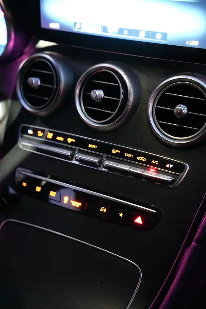 MERCEDES GLC Coupe GLC 200 2020 - photo 9 - Import Émirats | International Cars