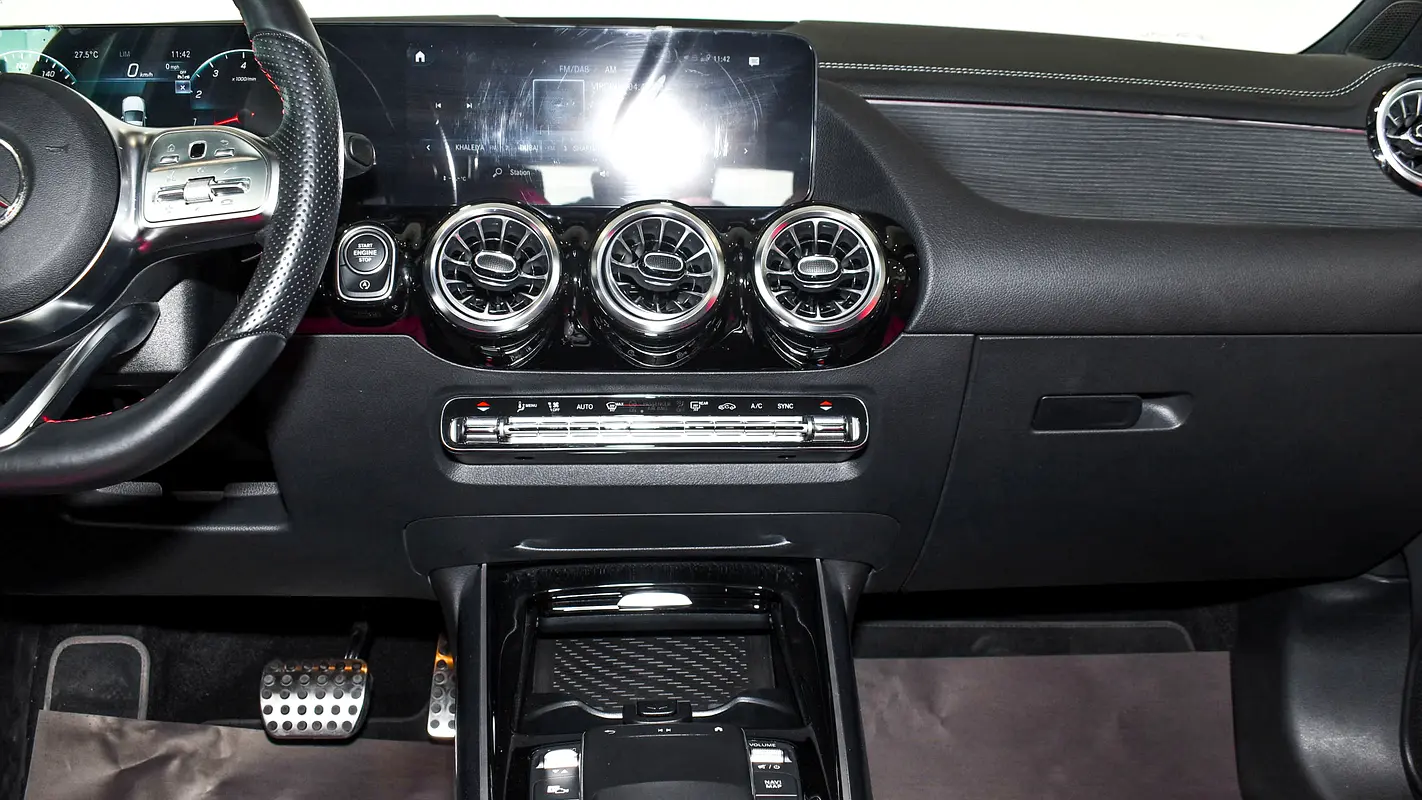 MERCEDES GLA-Class GLA 200 2023 - photo 10 - Import Émirats | International Cars