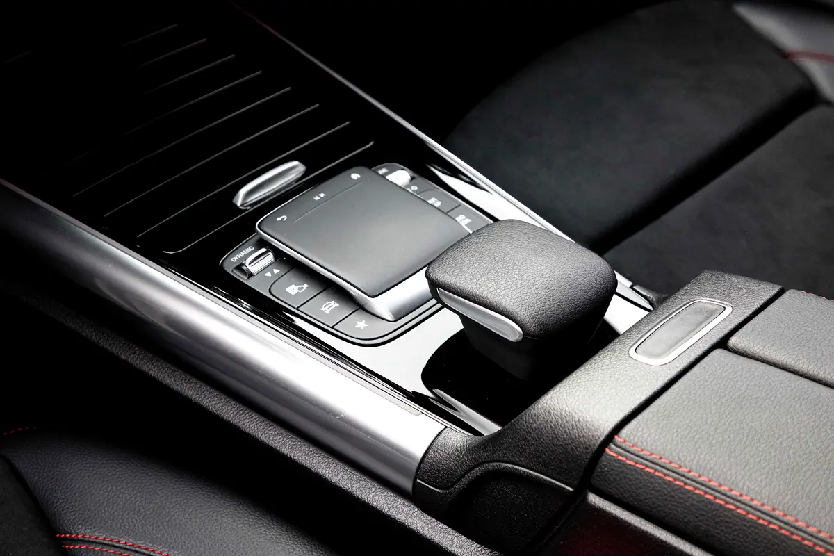 MERCEDES GLA-Class GLA 200 2021 - photo 10 - Import Émirats | International Cars