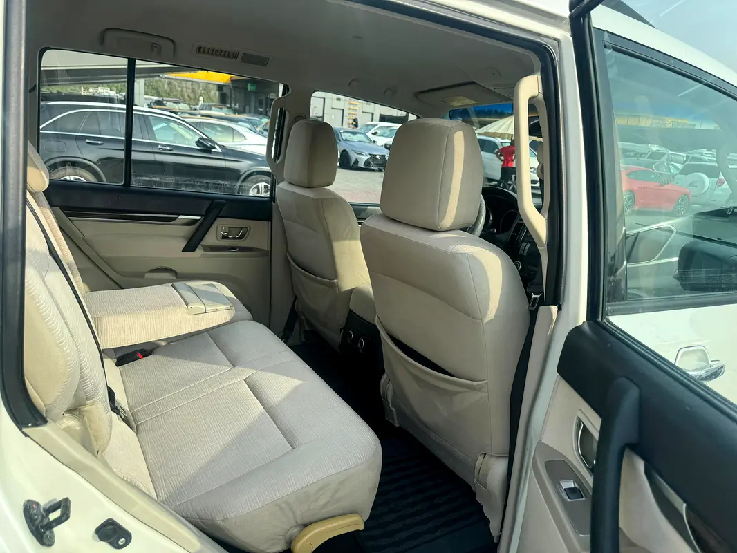 MITSUBISHI Pajero GLS 2010 - photo 2 - Import Émirats | International Cars