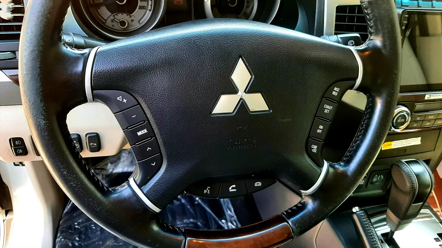 MITSUBISHI Pajero GLS Top 5 Door 2020 - photo 11 - Import Émirats | International Cars