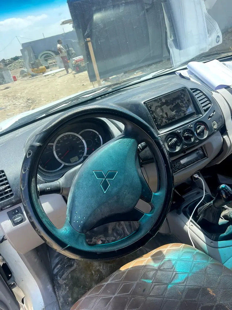 MITSUBISHI L200 4X4 2015 - photo 5 - Import Émirats | International Cars