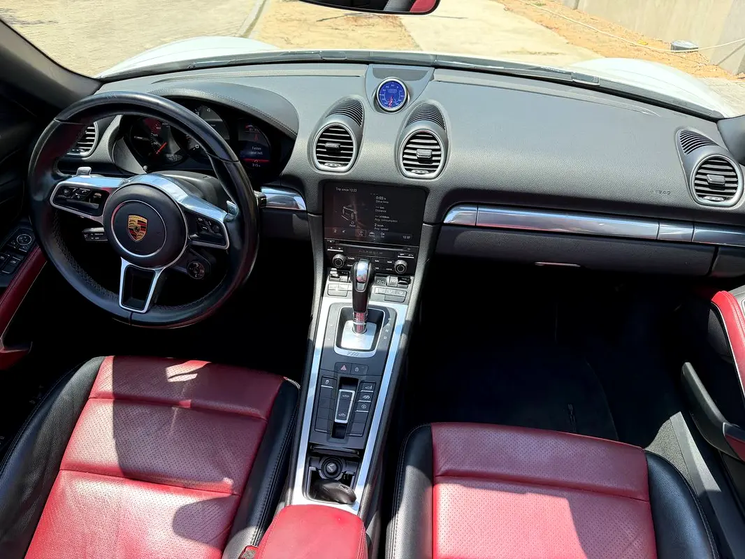 PORSCHE Boxster Spyder 2022 - photo 6 - Import Émirats | International Cars