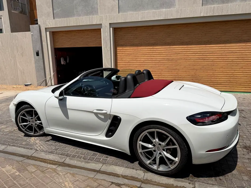 PORSCHE Boxster Spyder 2022 - photo 7 - Import Émirats | International Cars