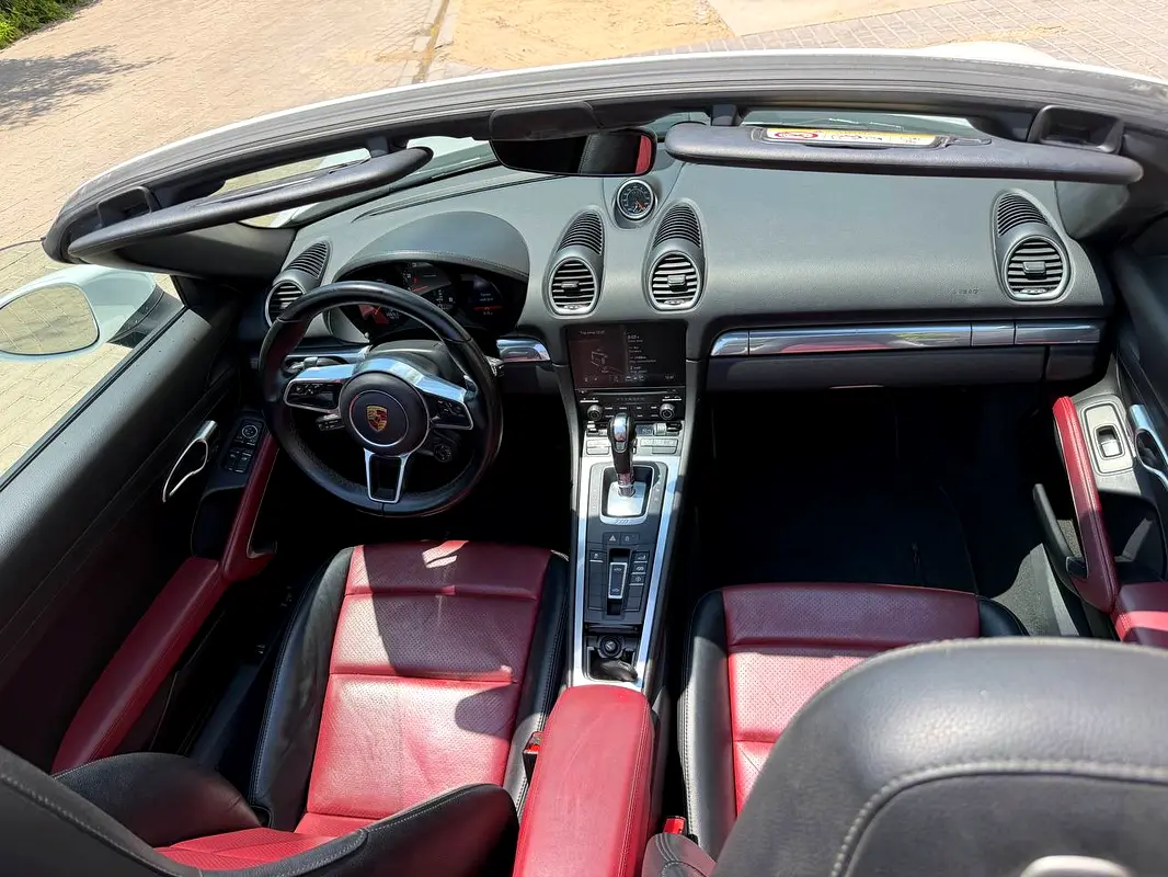PORSCHE Boxster Spyder 2022 - photo 9 - Import Émirats | International Cars