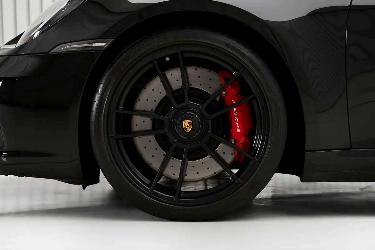 PORSCHE Carrera / 911 Targa 4 GTS 2023 - photo 11 - Import Émirats | International Cars