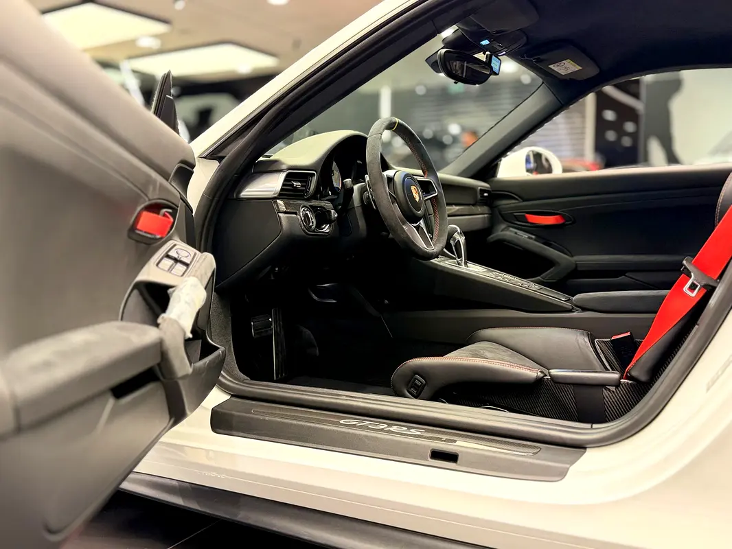 PORSCHE Carrera / 911 GT3 RS 2017 - photo 11 - Import Émirats | International Cars