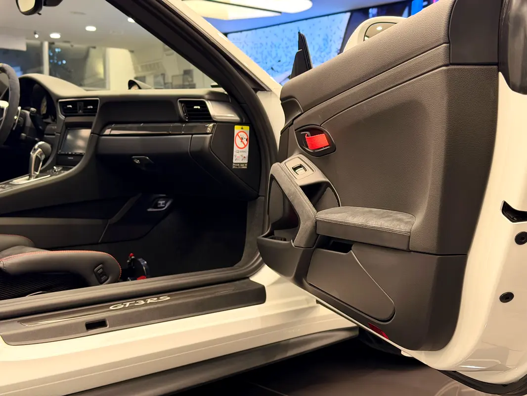 PORSCHE Carrera / 911 GT3 RS 2017 - photo 12 - Import Émirats | International Cars