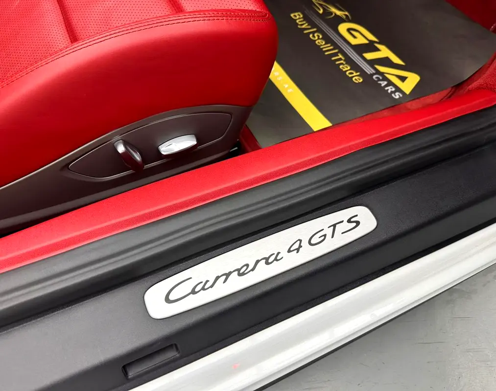 PORSCHE Carrera / 911 4 GTS 2015 - photo 11 - Import Émirats | International Cars