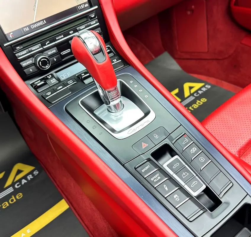 PORSCHE Carrera / 911 4 GTS 2015 - photo 12 - Import Émirats | International Cars