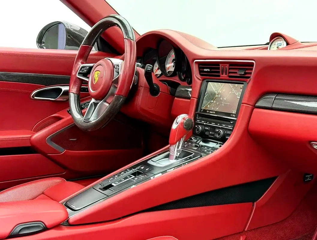 PORSCHE Carrera / 911 Turbo S 2015 - photo 8 - Import Émirats | International Cars