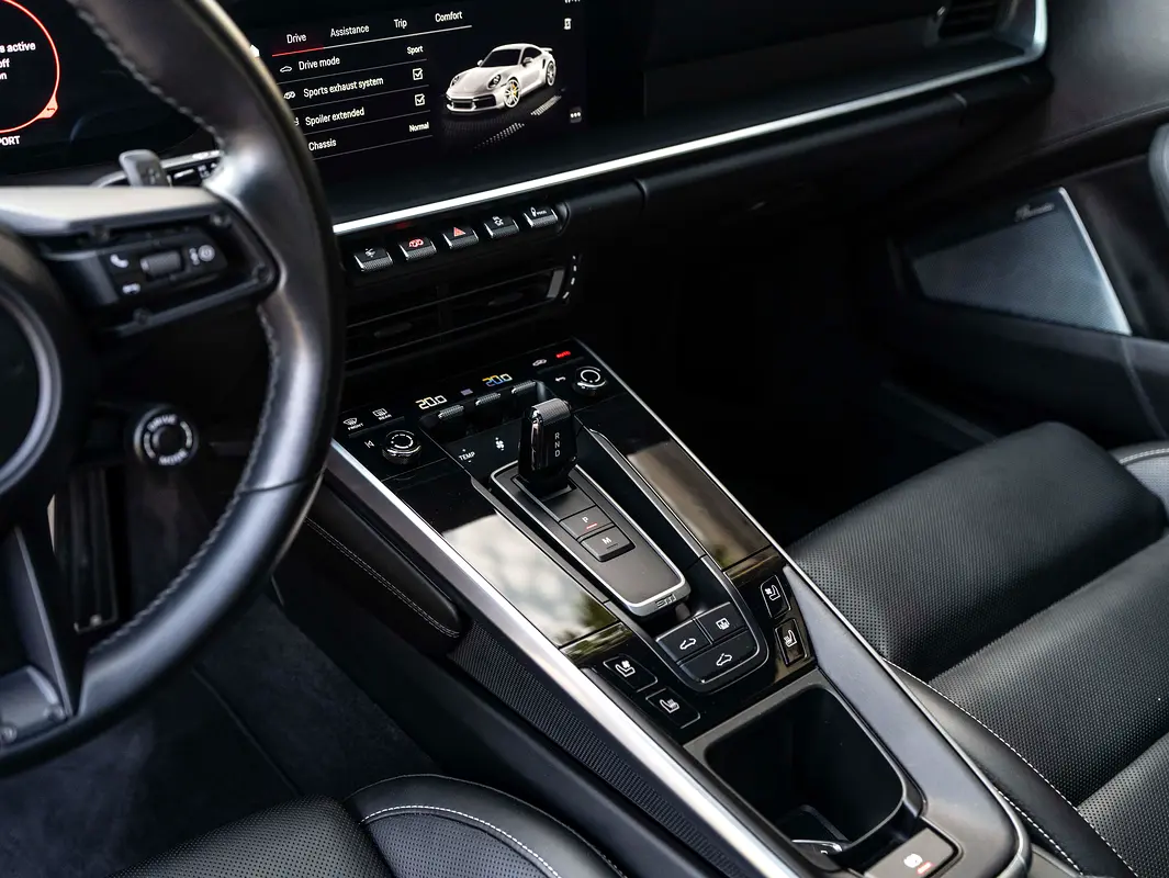 PORSCHE Carrera / 911 Turbo S 2023 - photo 11 - Import Émirats | International Cars