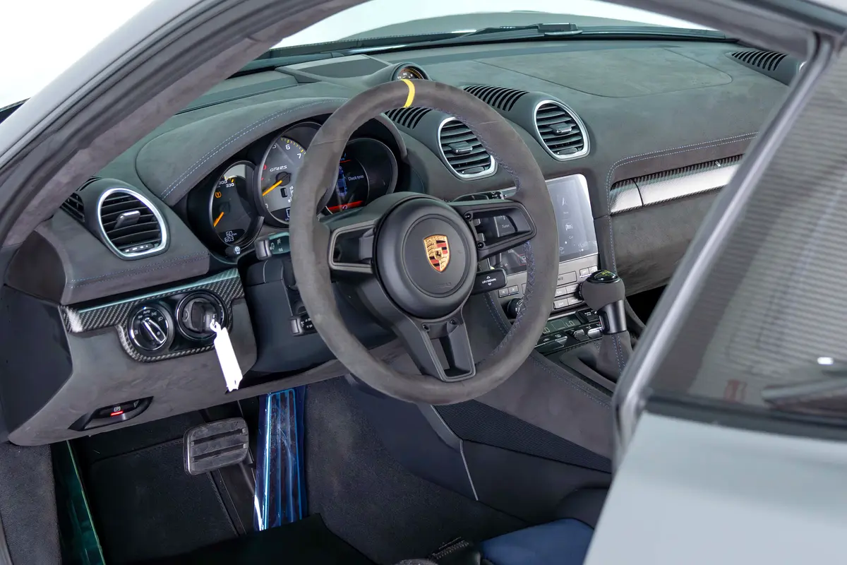 PORSCHE Cayman GT4 RS 2024 - photo 11 - Import Émirats | International Cars