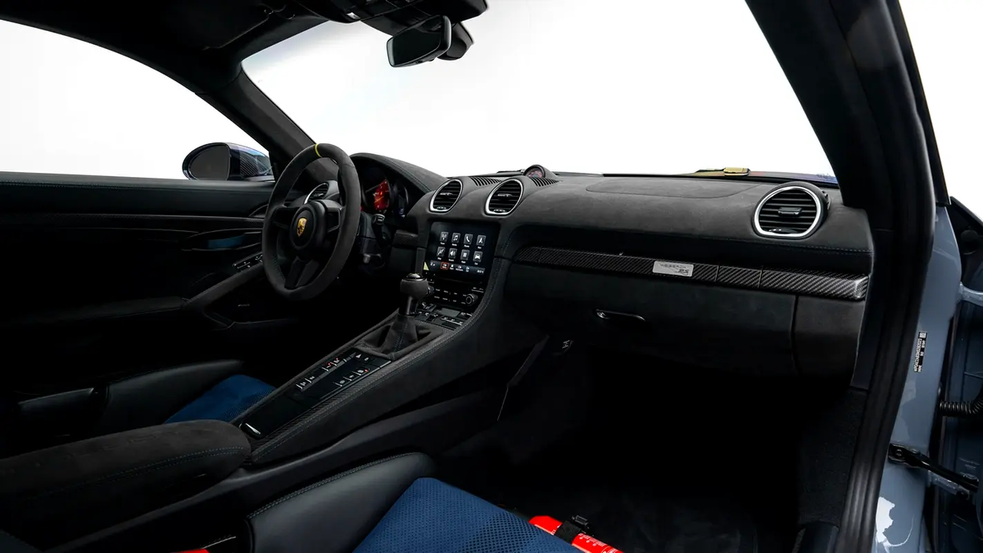 PORSCHE Cayman GT4 RS 2022 - photo 12 - Import Émirats | International Cars