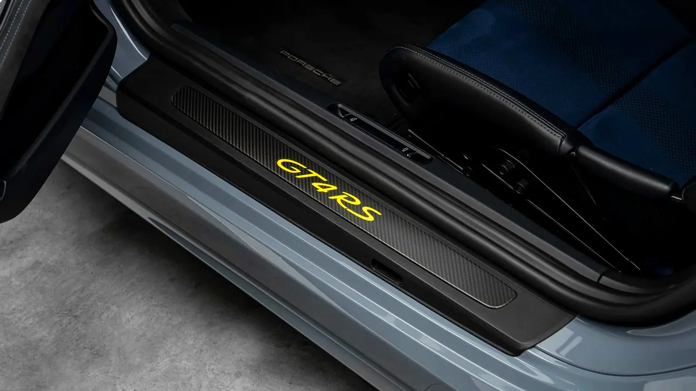 PORSCHE Cayman GT4 RS 2022 - photo 8 - Import Émirats | International Cars