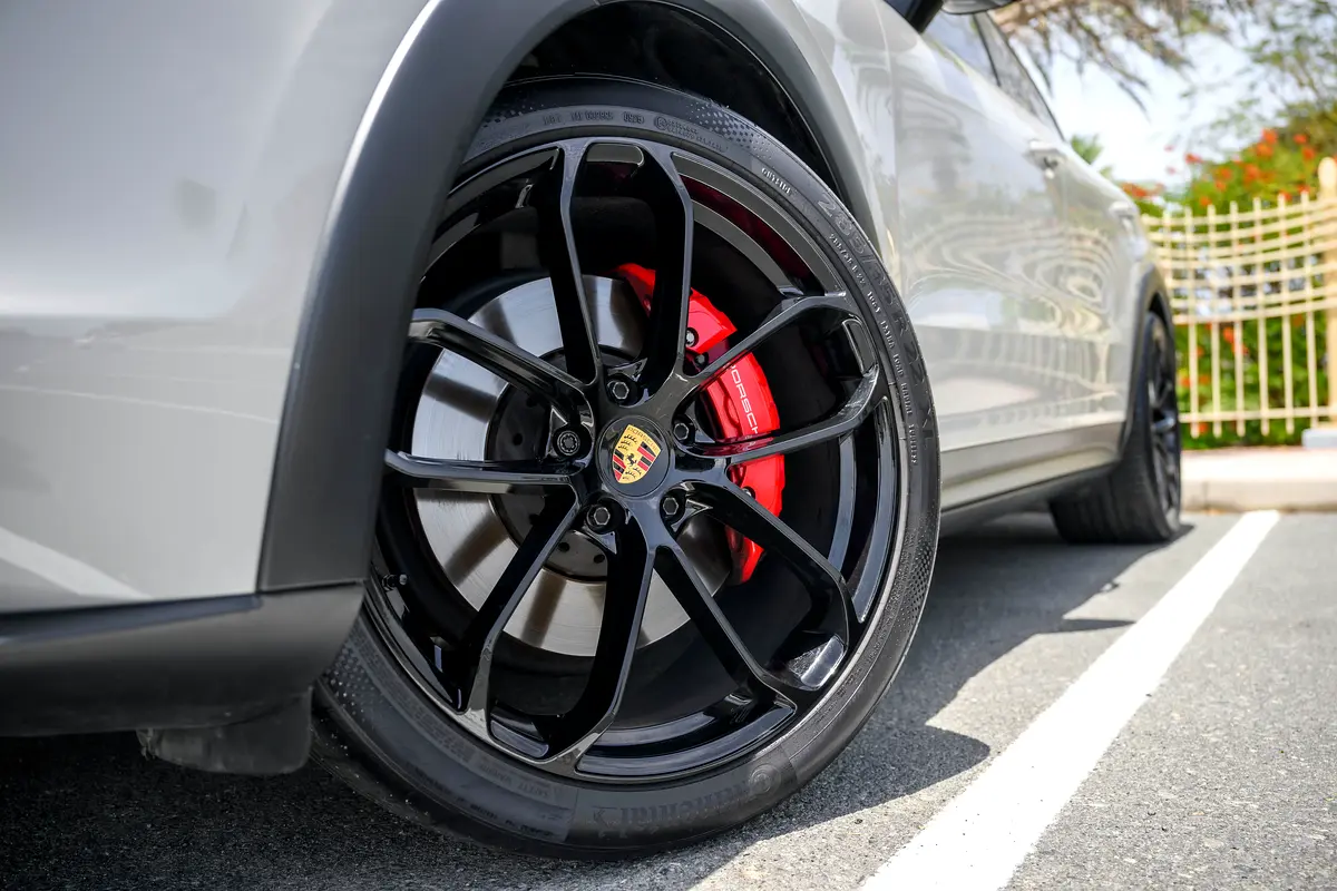 PORSCHE Cayenne GTS 2023 - photo 2 - Import Émirats | International Cars