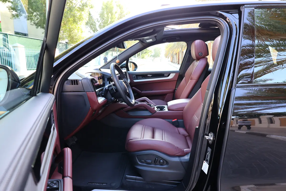 PORSCHE Cayenne Sport Chrono Package 2024 - photo 11 - Import Émirats | International Cars