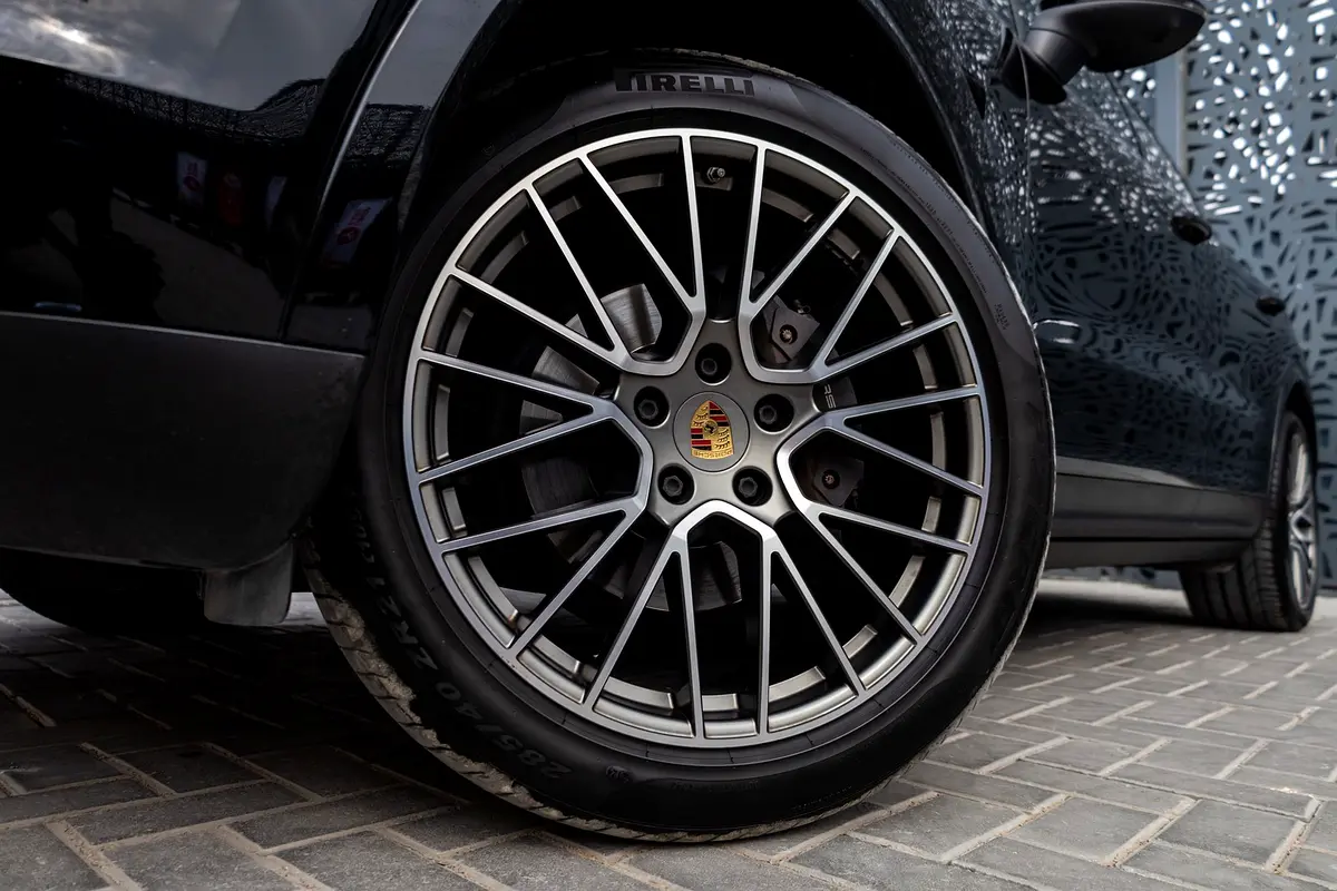 PORSCHE Cayenne E-Hybrid Platinum Edition 2022 - photo 10 - Import Émirats | International Cars