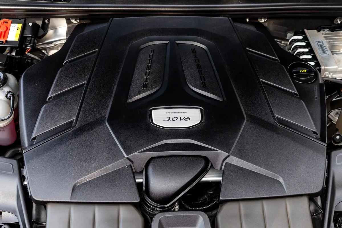 PORSCHE Cayenne E-Hybrid Platinum Edition 2022 - photo 11 - Import Émirats | International Cars