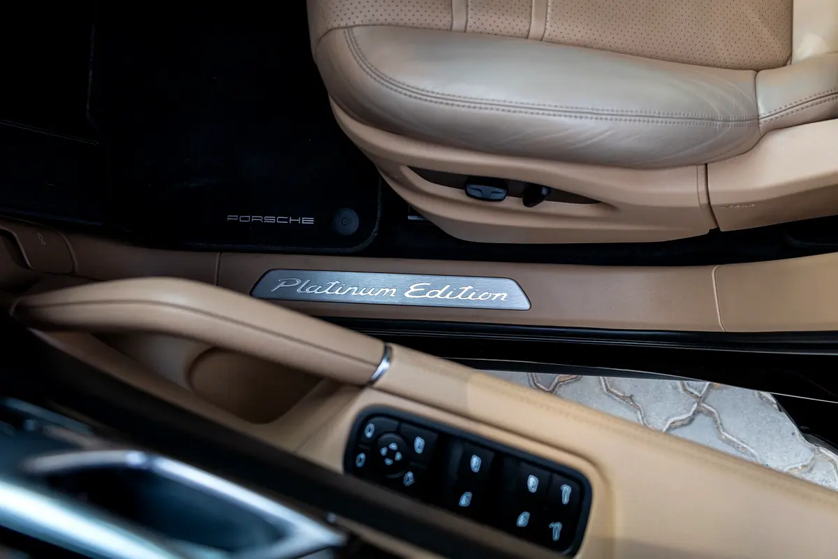 PORSCHE Cayenne E-Hybrid Platinum Edition 2022 - photo 9 - Import Émirats | International Cars