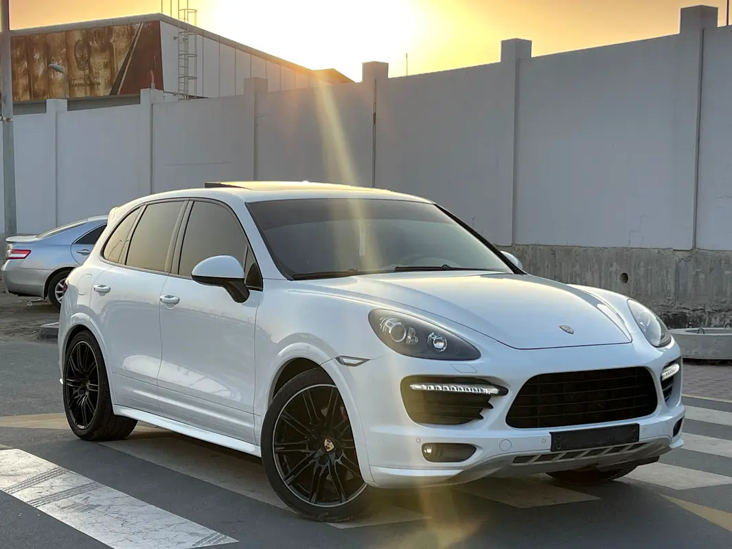 PORSCHE Cayenne GTS 2013