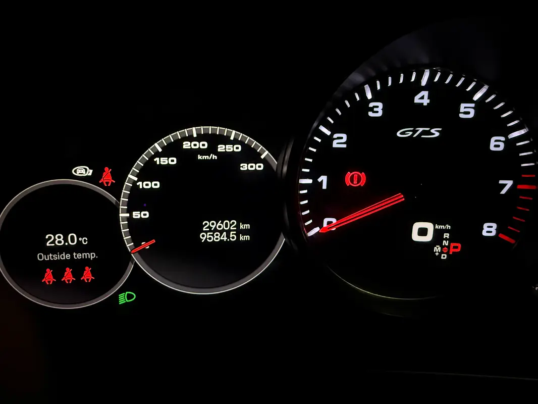 PORSCHE Cayenne GTS 2022 - photo 9 - Import Émirats | International Cars