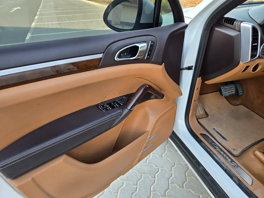 PORSCHE Cayenne S 2014 - photo 12 - Import Émirats | International Cars
