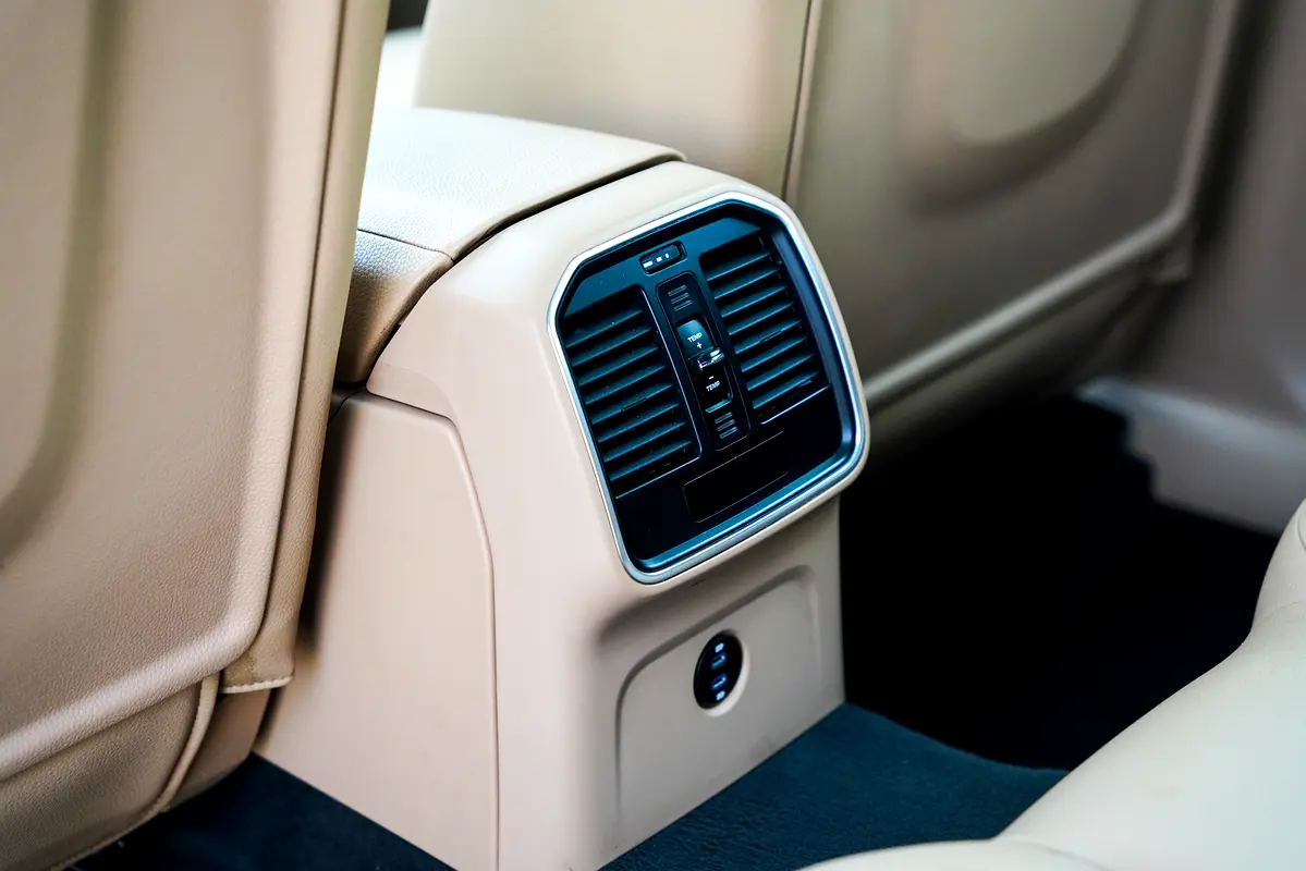 PORSCHE Macan Standard 2022 - photo 9 - Import Émirats | International Cars