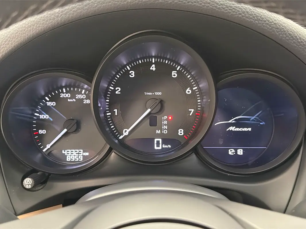 PORSCHE Macan Standard 2022 - photo 10 - Import Émirats | International Cars