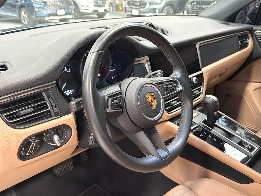 PORSCHE Macan Standard 2022 - photo 9 - Import Émirats | International Cars